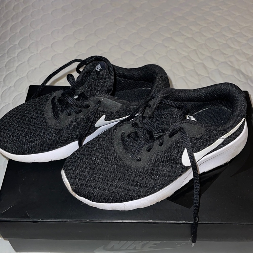 Black and white nike 3y